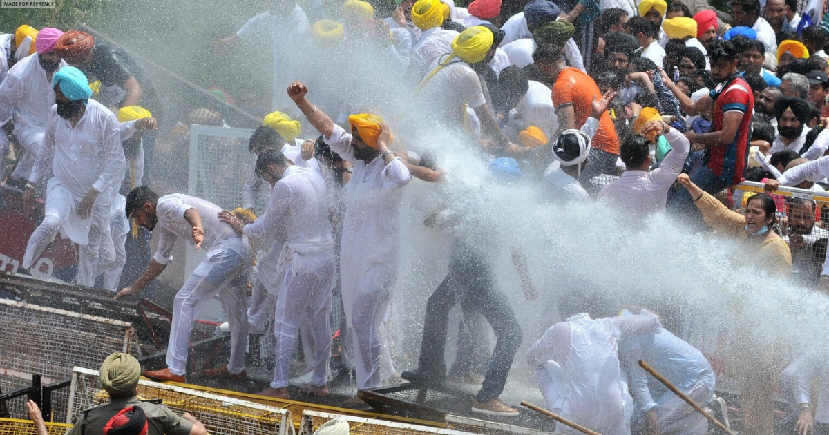 Police use water cannons to disperse protesting AAP workers
